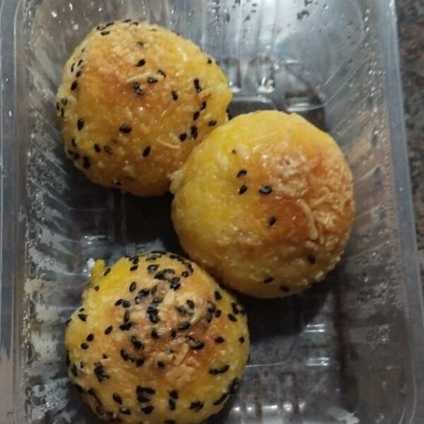 Bolinho de mandioca com frango e queijo